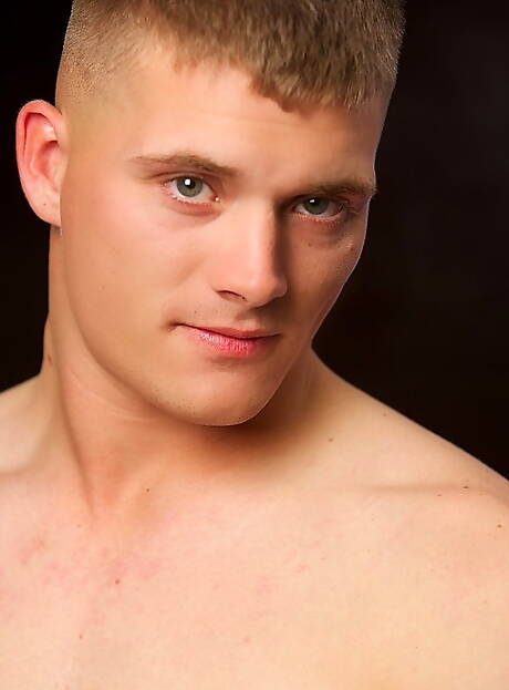 Troy, un dur à cuire, pose nu et montre son cul serré