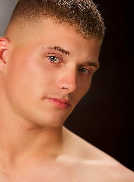 Troy, un dur à cuire, pose nu et montre son cul serré