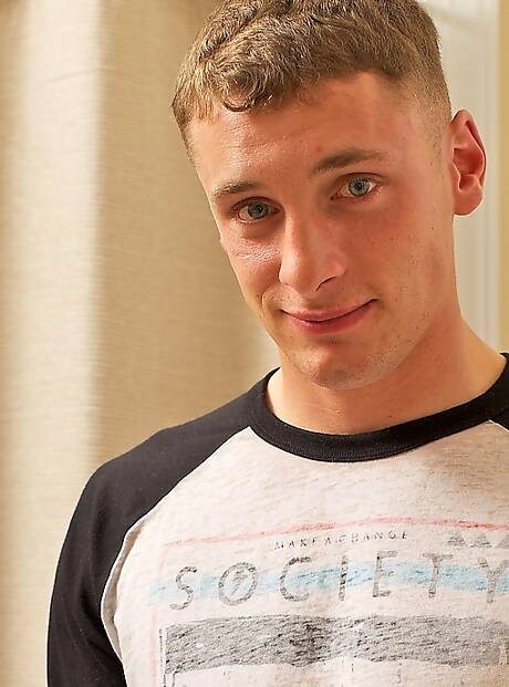 帥哥塔克裸體擺造型，展現性感臀部