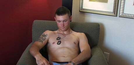 Stoere Wayne speelt met zijn pik