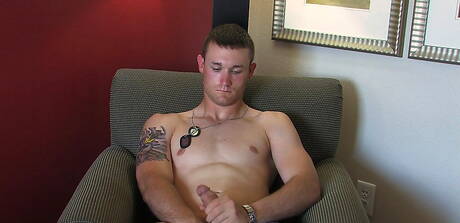 Stoere Wayne speelt met zijn pik