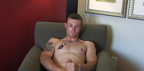 Stoere Wayne speelt met zijn pik