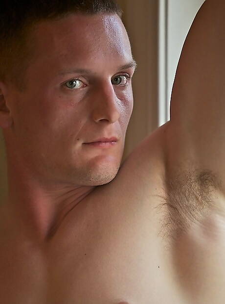 Kulturysta Colton rozbiera się i pokazuje gorący tyłek na zewnątrz