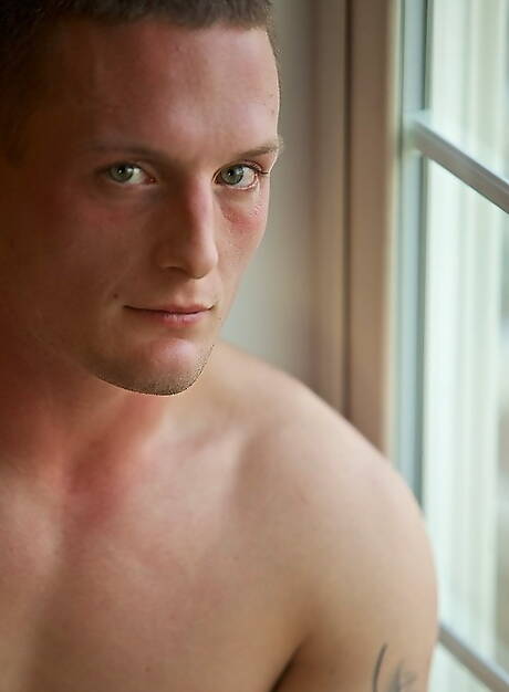 Kulturysta Colton rozbiera się i pokazuje gorący tyłek na zewnątrz