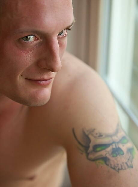 Kulturysta Colton rozbiera się i pokazuje gorący tyłek na zewnątrz