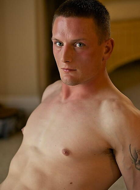 Kulturysta Colton rozbiera się i pokazuje gorący tyłek na zewnątrz