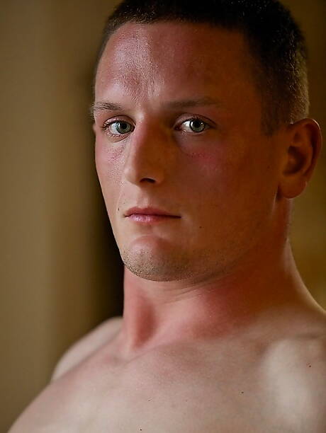 Kulturysta Colton rozbiera się i pokazuje gorący tyłek na zewnątrz