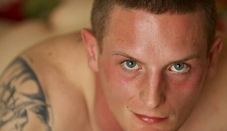 Kulturysta Colton rozbiera się i pokazuje gorący tyłek na zewnątrz