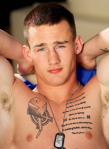 Der attraktive Axl zieht sich aus und zeigt seinen knackigen Hintern