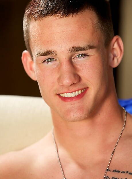 Der attraktive Axl zieht sich aus und zeigt seinen knackigen Hintern