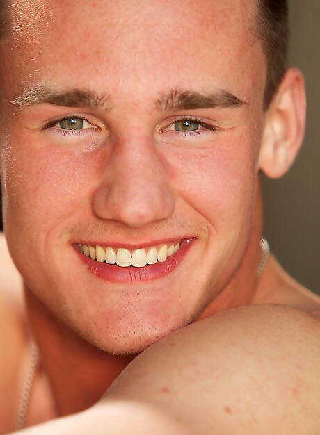 Der attraktive Axl zieht sich aus und zeigt seinen knackigen Hintern