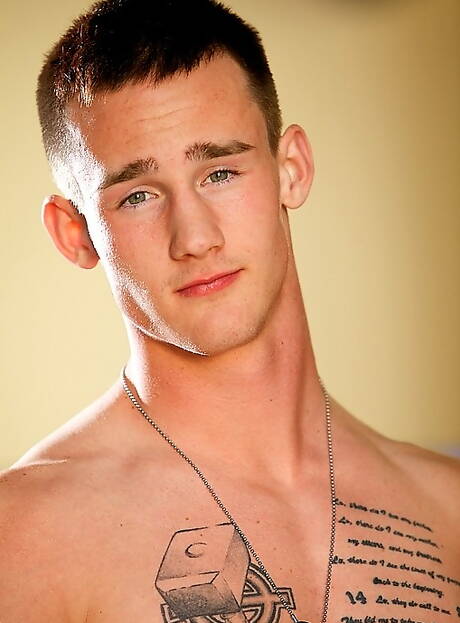 Active Duty: Hunky guy Axl get naked and showing tight butt