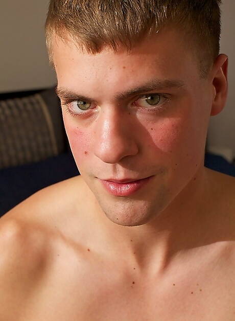 Il muscoloso Taylor e il bel ragazzo Boyd in una scena di succhiamento del cazzo