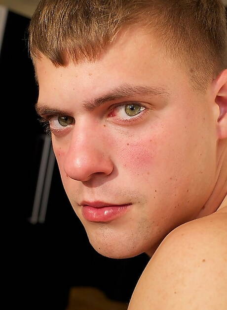 Il muscoloso Taylor e il bel ragazzo Boyd in una scena di succhiamento del cazzo