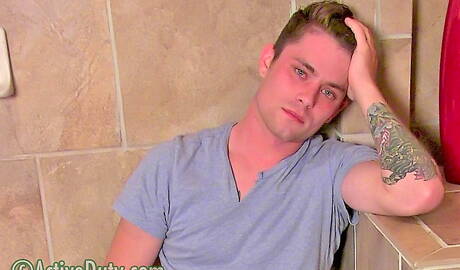 Superstud Ashton posing nude and showing hot ass in shower