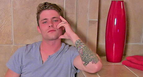 Superstud Ashton posing nude and showing hot ass in shower