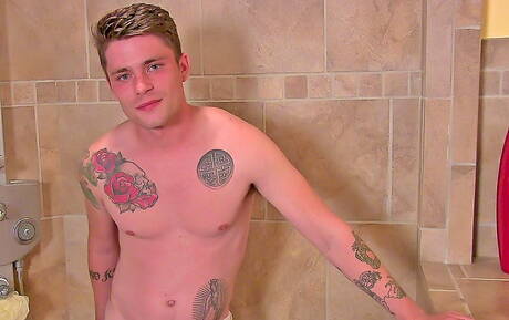 Superstud Ashton posing nude and showing hot ass in shower
