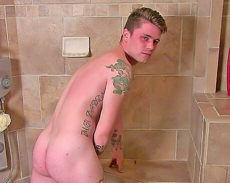 Superstud Ashton posing nude and showing hot ass in shower