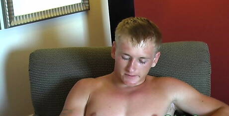 Active Duty: 肌肉男榮恩在淋浴間手淫