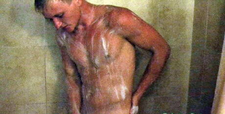 肌肉男榮恩在淋浴間手淫