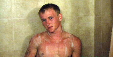 肌肉男榮恩在淋浴間手淫