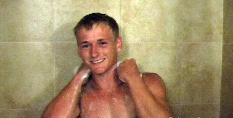 肌肉男榮恩在淋浴間手淫