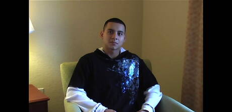 Il muscoloso latino Rick si masturba