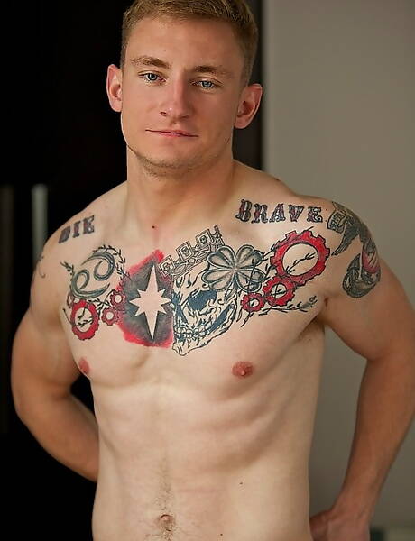 Superhengst Mckenzie masturbiert