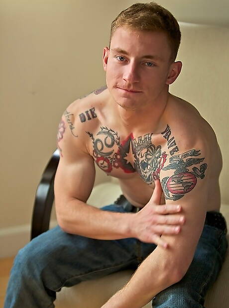 Superhengst Mckenzie masturbiert