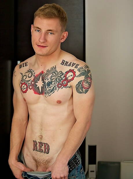 Superstud Mckenzie masturbating