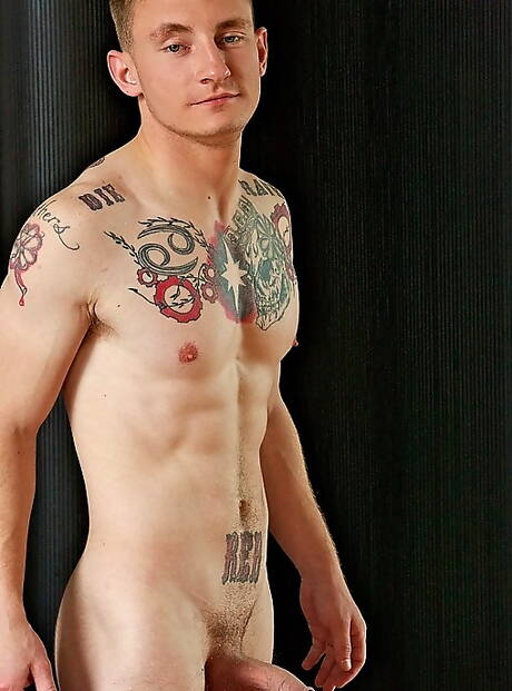 Superhengst Mckenzie masturbiert