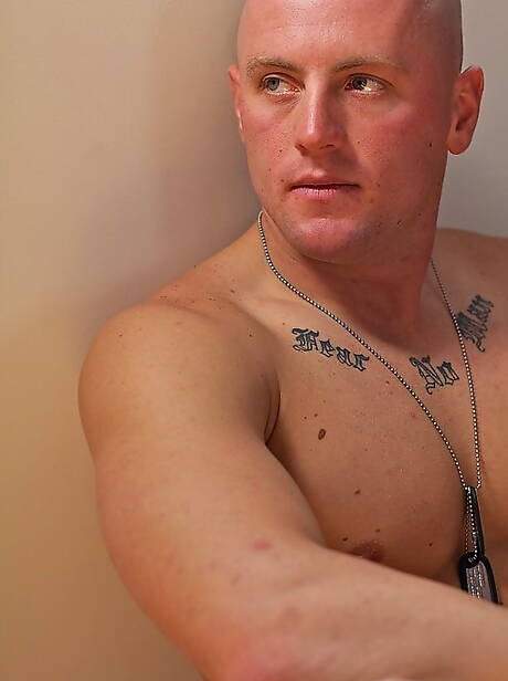 Sterke stier Brennan toont een perfect lichaam