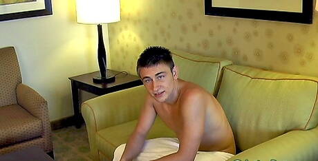 O bem construído Bryce masturba seu pau