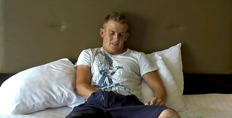 アメリカのハスキー犬、ブロック・Mbがチンポで遊ぶ