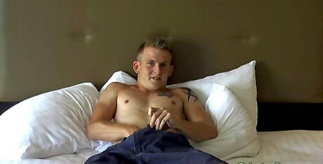 アメリカのハスキー犬、ブロック・Mbがチンポで遊ぶ