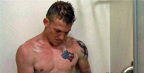 O forte americano Brock Mb masturbando seu pau no chuveiro