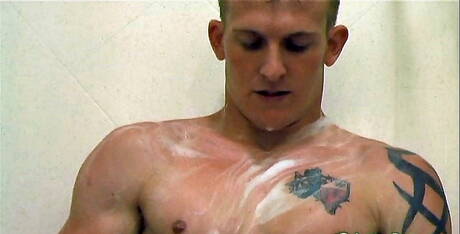 O forte americano Brock Mb masturbando seu pau no chuveiro