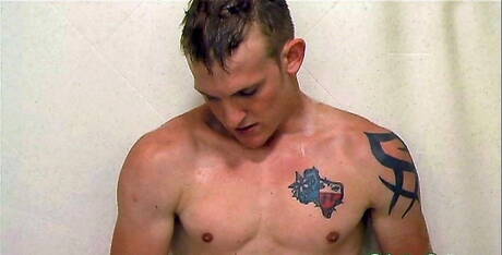 O forte americano Brock Mb masturbando seu pau no chuveiro