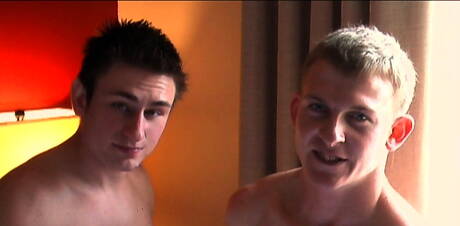 O super garanhão Bryce e o americano bem constituído Brock Mb têm uma cena de casal quente