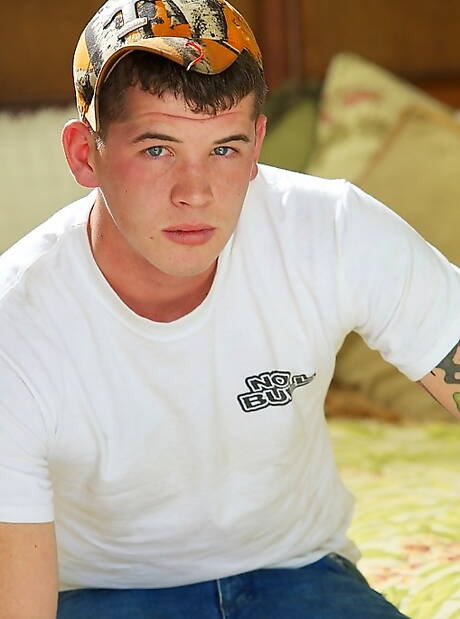 Dixon bien bâti se déshabille et montre de belles fesses