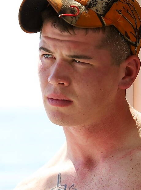 Dixon bien bâti se déshabille et montre de belles fesses