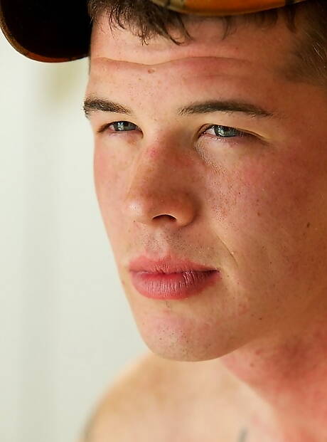 Dixon bien bâti se déshabille et montre de belles fesses