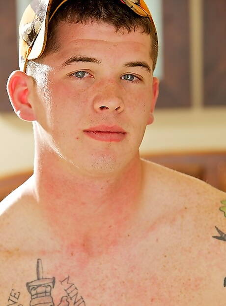 Dixon bien bâti se déshabille et montre de belles fesses