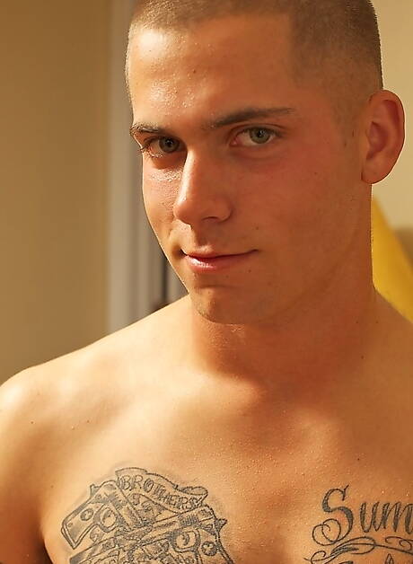 Il muscoloso Gamble posa nudo e mostra il suo culo stretto