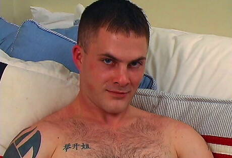 Der muskulöse Brite Kent North wichst seinen Schwanz unter der Dusche