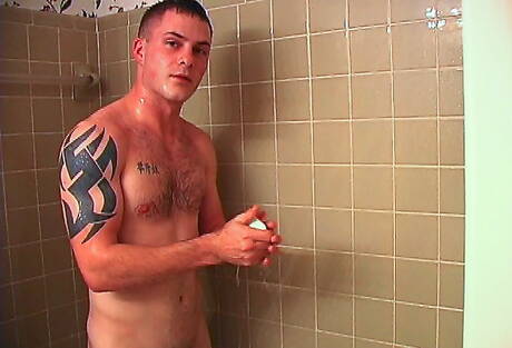 Der muskulöse Brite Kent North wichst seinen Schwanz unter der Dusche