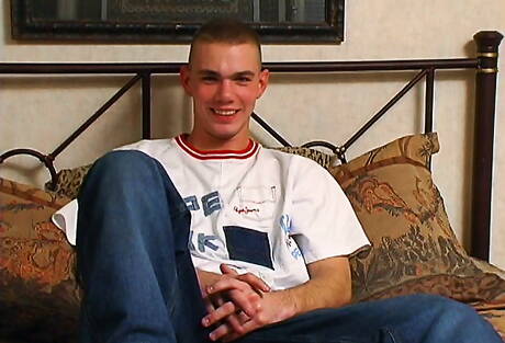 O jovem Austin masturbando seu pau