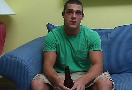 Il muscoloso Thomas gioca con il cazzo