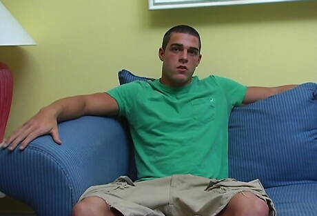 Il muscoloso Thomas gioca con il cazzo