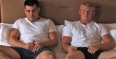 El galán americano Brock Mb y el forzudo Alan en una escena de mamadas